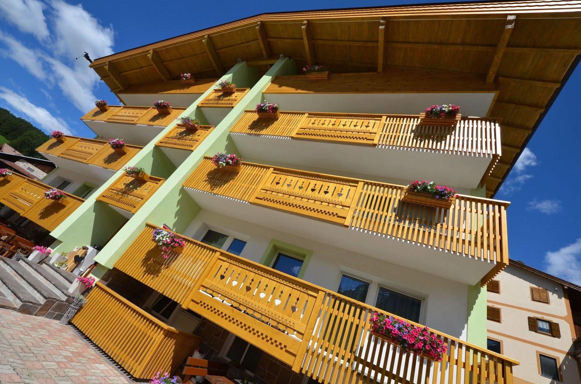 Mason La Zondra Aparthotel Vigo di Fassa Exterior foto